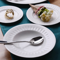 Assiette en céramique de porcelaine fine blanche pure, style coréen, créative et pratique, pour banquets et usage domestique