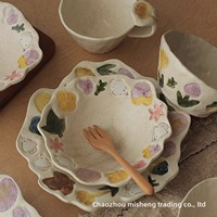 Assiette artisanale en grès à motif floral et oiseaux, peinte sous glaçure, style vintage, esthétique raffinée, de fabrication chinoise, forme irrégulière