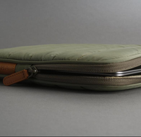 Housse d'ordinateur portable matelassée en nylon imperméable, légère et moderne, personnalisable en gros, avec motif coloré pour un usage quotidien
