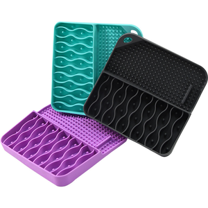 Comedero Lento para Perros de Silicona de Grado Alimenticio, Ecológico e Impermeable, Cuadrado, Multifuncional, con Succión para Uso en Exteriores - Product Image 4