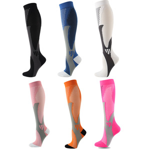 Chaussettes de compression montantes en gros pour le printemps, haute qualité, personnalisées, unisexe, écologiques et respirantes pour le cyclisme - Product Image 1