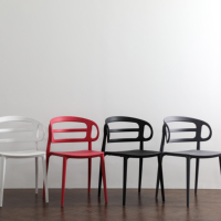 Vente en gros d'usine de meubles bon marché d'intérieur et d'extérieur chaise de restaurant d'hôtel en plastique moulé noir empilable PP