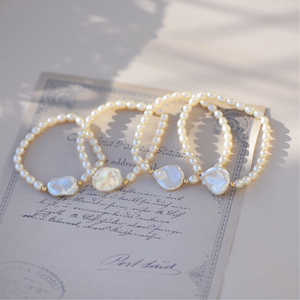 สร้อยข้อมือทอง 14K ประดับมุกน้ำจืดธรรมชาติทรงกลีบดอกไม้ สไตล์วินเทจฝรั่งเศส ดีไซน์กลีบดอกไม้ทันสมัยแบบยืดหยุ่น - Product Image 3