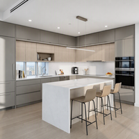 Armoire de cuisine à assembler soi-même, armoires de cuisine modernes bicolores en kit avec îlot de cuisine en pierre de quartz blanche