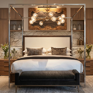 Cama Tradicional <span class=keywords><strong>Benoit</strong></span> King-Size con Dosel, Estructura de Roble Macizo, Plataforma con Almacenamiento, Cabecero Acolchado de Tela y Detalles en Acero Inoxidable - Product Image 1