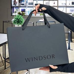 Bolsa de Cartón de Lujo Reutilizable Ecológica Personalizada con Logotipo Impreso para Venta al por Mayor de Ropa, Zapatos, Vestidos, Joyas y Regalos - Product Image 1