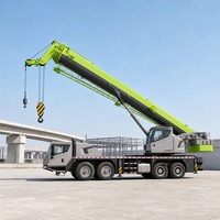 Grue mobile sur pneus de 80 tonnes d'occasion avec flèche télescopique à cinq sections pour levage de charges de construction