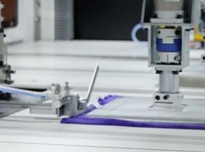 Полностью автоматическая двухголовочная роторная оверлочная машина для обработки готовой ткани с автоматической системой обрезки краев для производства полотенец - Product Image 4