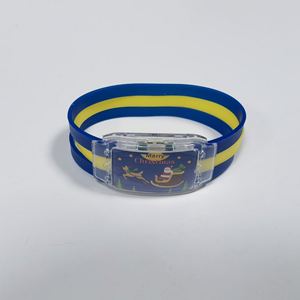 Bracelets en silicone lumineux à LED avec logo personnalisé, bracelets à breloques clignotants pour les fêtes et les concerts - Product Image 3