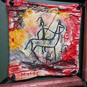 Pendentif Petroglyph Spirit Drover fait main avec cadre en bois, Talisman de la Voie de la Soie Ancienne pour la Manifestation et la Purification. - Product Image 3