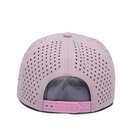 Casquette de baseball sportive à 5 panneaux, personnalisée, structurée, imperméable, avec trous découpés au laser, bord incurvé et logo en PVC caoutchouc
