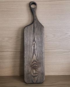Tabla de servir estrecha y alargada de madera de fresno, estilo baguette, con asa de lazo, acabado oscuro, OEM personalizado, Vietnam - Product Image 5