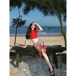 Conjunto de dos piezas para mujer: falda midi estampada de playa con abertura y camiseta sin mangas con espalda descubierta, ideal para uso casual de verano. - Product Image 2