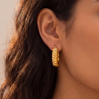 MYNECK 18K PVD vergulde roestvrijstalen retro atletische U-vormige oorbellen klassiek fruitpatroon verkleurvrij damesmode