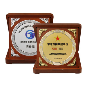 Placa de Premio <span class=keywords><strong>Cuadrada</strong></span> de <span class=keywords><strong>Madera</strong></span> Personalizada, Nuevo Diseño 2026, Trofeo de <span class=keywords><strong>Madera</strong></span> Roja Personalizado con <span class=keywords><strong>Caja</strong></span> Premium para Graduación y Deportes - Product Image 1