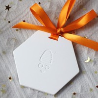 Diffuseur de parfum décoratif pour voiture en céramique avec logo hexagonal OEM