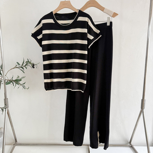 Elegante Completo Estivo da Donna: Top a Righe con Collo Tondo e Maniche Corte, Pantaloni a Vita Alta con Gamba Larga e Spacco - Product Image 5