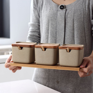 Confezione da 2 contenitori per Dispenser di cumino di zucchero e sale per condimenti da cucina set di barattoli per spezie in ceramica in stile giapponese con coperchi per vassoio in bambù - Product Image 2