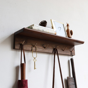 Étagère murale en bois massif, style nordique, étagère murale d'entrée avec panneaux perforés pour manteaux et chapeaux. - Product Image 4