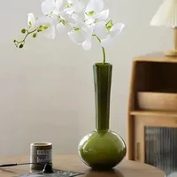 Vase en verre émaillé minimaliste vert olive fait à la main, art de niche, arrangement floral d'orchidée papillon, décoration de salon