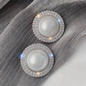 Boucles d'oreilles clous en or blanc E3266 avec perle d'imitation et halo de diamants pour femme, style classique de mariage - Product Image 3