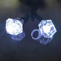 Anneau de lumière de fête LED clignotant en diamant dur blanc pour la fête de poule de Noël festive Saint Valentin Nouvel An chinois Pâques