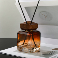 Bouteille diffuseur de roseaux en verre carré transparent de haute qualité, 180 ml, avec bouchon en bois peint, vente en gros directe d'usine chinoise