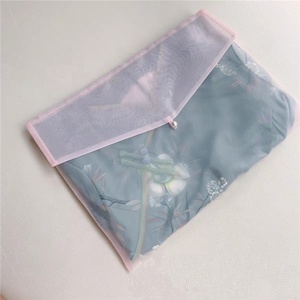 Bolsa de Regalo de Organza Gris Personalizada Fuchen OP para Ropa con Botón de Perla - Product Image 2