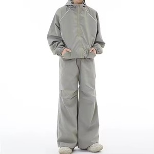 Streetwear Jogging Costume Survêtement Unisexe <span class=keywords><strong>2</strong></span> Pièces Ensemble Nylon Coupe-Vent Personnalisé Polyester Ligne Réfléchissante logo Sportswear Suit - Product Image 5