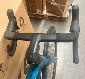 Bicicleta de Carretera de Fibra de Carbono 700C, <span class=keywords><strong>Shimano</strong></span> 105 R7120, 24 Velocidades, Freno de Disco Hidráulico, Cuadro Ligero para Carreras, Pedal Ordinario, 8.5 kg - Product Image 4