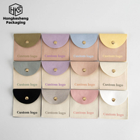 Individuelles Logo Mikrofaser Druckknopf Schmuckbeutel Handgefertigt Quadratisch 8*8cm Tragbare Schmuckverpackungstasche für Halsketten Ringe