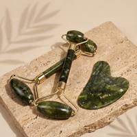 Ensemble de rouleaux de jade Xiuyan vert foncé avec logo personnalisé et Gua Sha, masseur facial et cervical en alliage de zinc écologique sans grincement pour la peau du visage et du cou