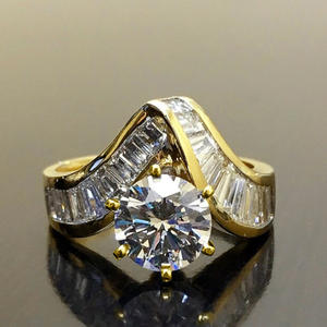 Anello da Donna in Oro Massiccio 18K con Diamante Taglio Brillante Rotondo Colore G e Pietre Laterali Naturali a Baguette - Gioiello di Fidanzamento - Product Image 2