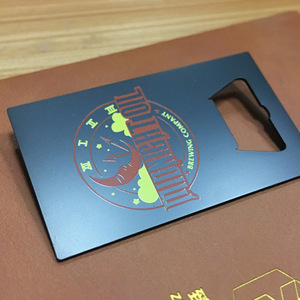 Décapsuleur de bière haut de gamme personnalisé en acier inoxydable vert, avec impression sérigraphiée en forme de carte rouge ancienne, pour promotion publicitaire et cadeau de démarrage - Product Image 3