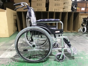 <span class=keywords><strong>Fauteuil</strong></span> <span class=keywords><strong>roulant</strong></span> <span class=keywords><strong>allongé</strong></span> avec frein à main et dossier pliable en aluminium AJ-106 pour handicapés - Product Image 4