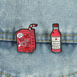 Broches en émail « Self Love Sauce » – Design créatif de bouteille de sauce et de boîte de jus pour fille – Vente en gros - Product Image 1