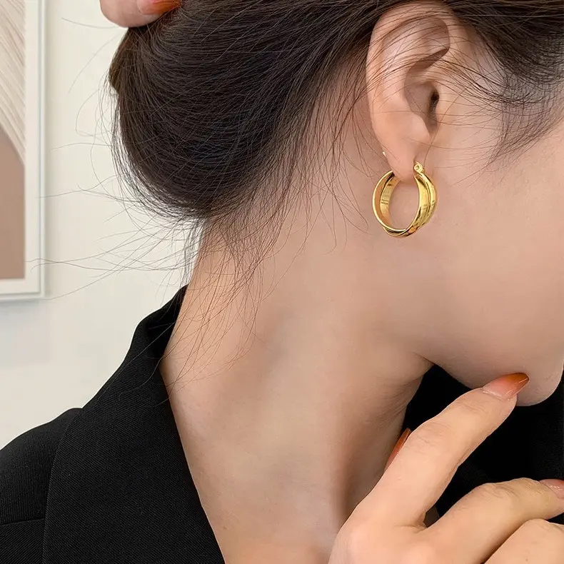 Wholesale customized fashionable twisted double U-shaped earrings 18k gold-plated titanium steel women's hollow earrings jewelry