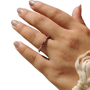 Anillo de Boda Ondulado de Oro Rosa con Diamante Cultivado en Laboratorio, Anillo Apilable Delicado para Aniversario, Corona Chevron, Banda Nupcial Minimalista de Promesa - Product Image 4