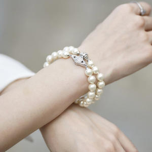 Bracelet classique pour femme Vivienne Empress Dowager, double rang de perles, fermoir magnétique Saturne, plaqué or, perles en forme de cœur - Product Image 3