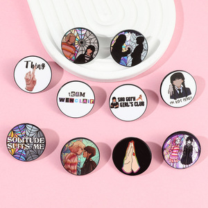 Prix de gros usine 30 pièces Pins de revers, broches et badges en métal émaillé Personnages de la série télévisée <span class=keywords><strong>Famille</strong></span> Addams Mercredi - Product Image 3