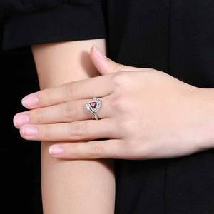Anillo de rubí sin calentar con corte triangular y halo, oro de 18K, 44 diamantes sudafricanos de 0.32ct, con tallo trenzado dividido, anillo de gemas para mujer - Product Image 4