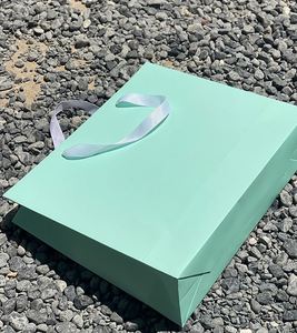 Bolsa de Cartón Blanca Ecológica con Puntos Azules y Asa de Cinta para Promoción de Tiendas de Ropa, Compras y Embalaje de Regalos - Product Image 4