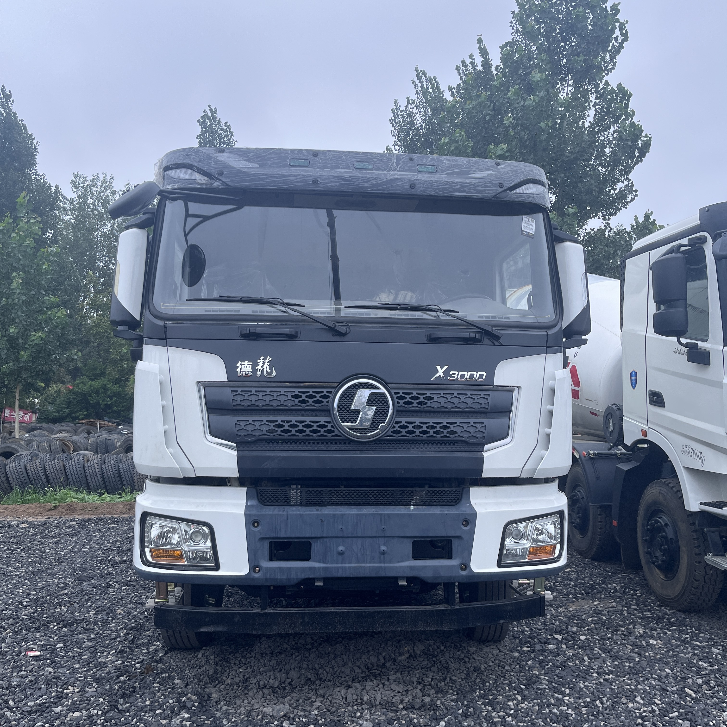 Высокопроизводительный бак смесителя цемента Shacman 6x4: Прочное шасси 6x4 для превосходной устойчивости