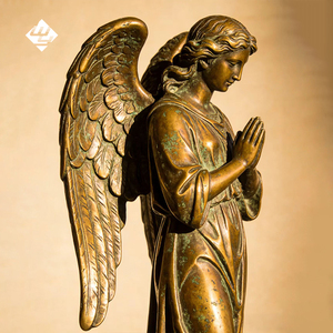 Statua di Angelo in Preghiera in Bronzo Dorato Personalizzata con Ali per Ornamento Scenico di Villa e Parco - Product Image 4
