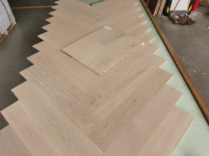 พื้นไม้เอ็นจิเนียร์ขายดีปี 2025 สีอ่อนขัดเงา ลายก้างปลา ไม้โอ๊คเคลือบเงา คุณภาพ<span class=keywords><strong>สูง</strong></span> - Product Image 4