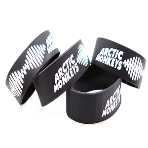 Vente en gros de bracelets en silicone noir de 1 pouce Libérez votre bascule intérieure avec des bracelets promotionnels Arctic Monkeys - Product Image 1