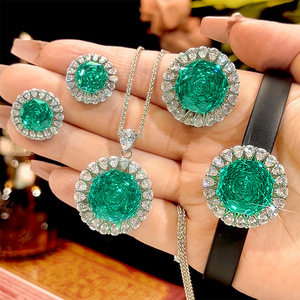 Ensemble de bijoux tendance en cuivre écologique avec zircon vert 16-10 mm, comprenant un pendentif, des boucles d'oreilles, une bague et un bracelet, 4 pièces pour un usage quotidien - Product Image 3