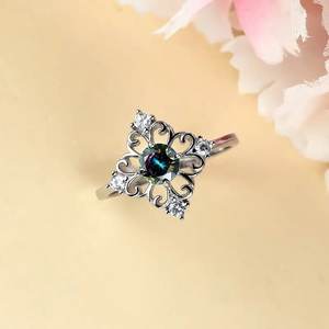 Anello di Diamanti Q594 per Donna, Taglio Brillante Rotondo, Diamante Naturale di Colore D con Pietre Laterali, Oro Bianco 14K - Product Image 5