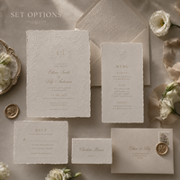 Invitation de mariage personnalisée en ivoire avec motifs floraux en relief, bordure vintage baroque imprimée avec monogramme en feuille d'or