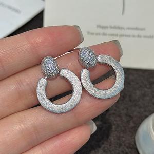 ต่างหูเงินแท้ S925 ดีไซน์เรียบง่ายทันสมัย ประดับเพชรซิคอนสไตล์วินเทจ รูปทรงเรขาคณิต ขัดเงาแบบกลม - Product Image 1